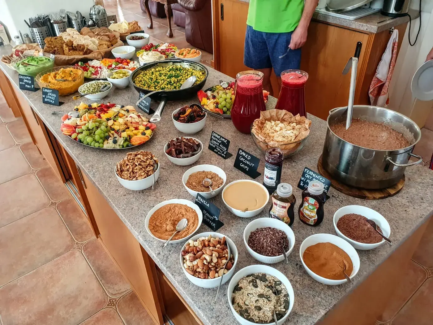 Pestrý veganský snídaňový bufet v Živé Vodě