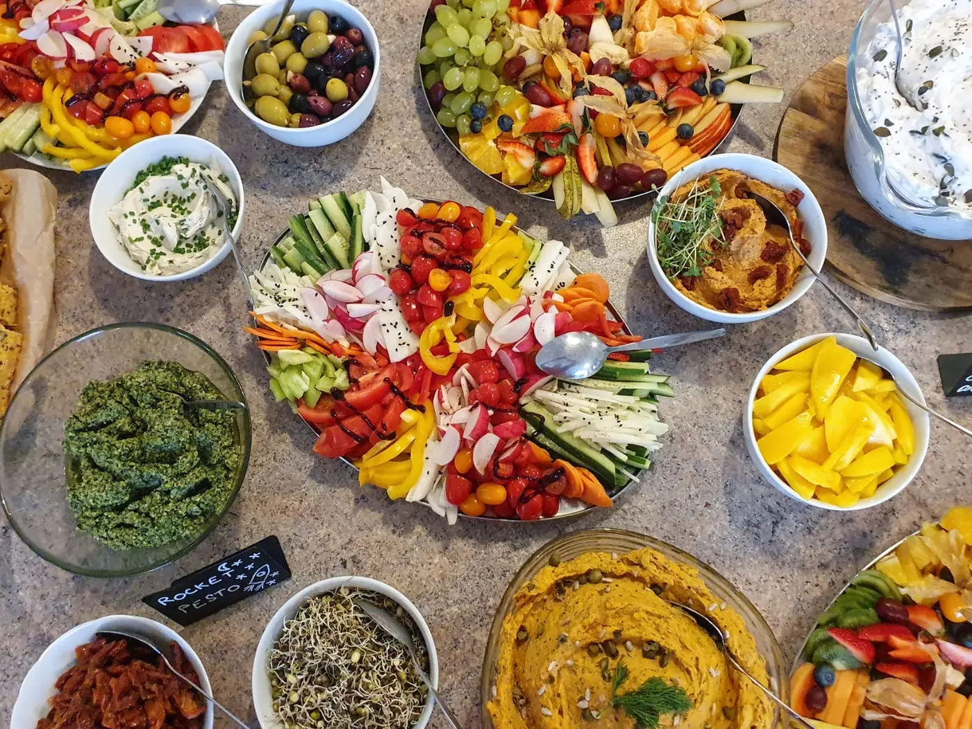 Čerstvá zelenina, ovoce a veganská jídla podávaná v Živé Vodě