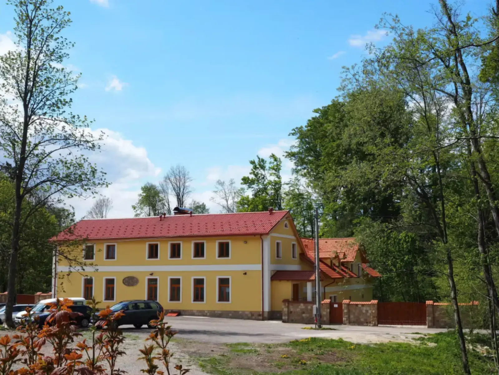 Přední část Centra Živá Voda obklopená stromy