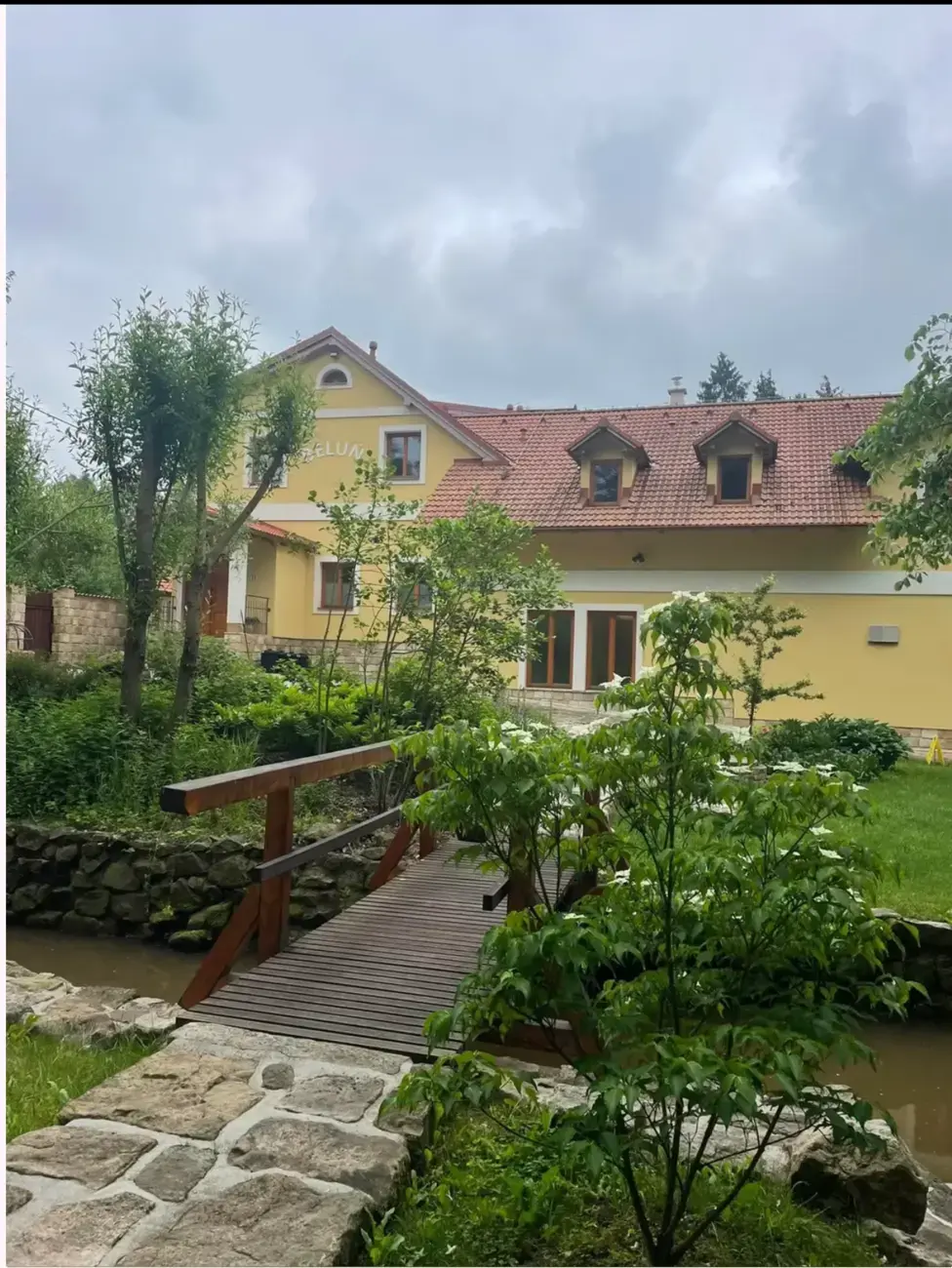Zahrada a lávka u Centra Živá Voda