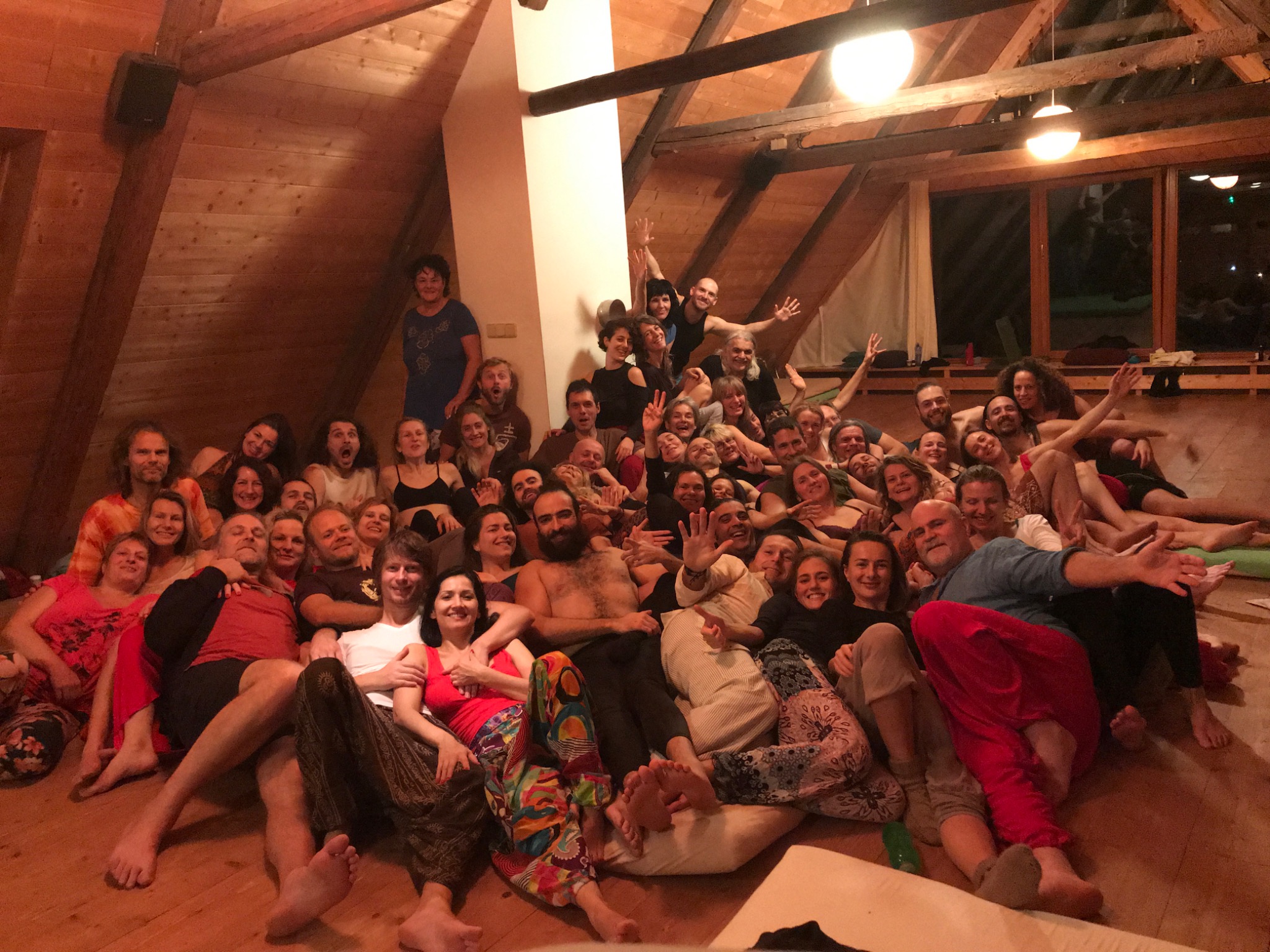 Radostná skupina účastníků společně během retreatu